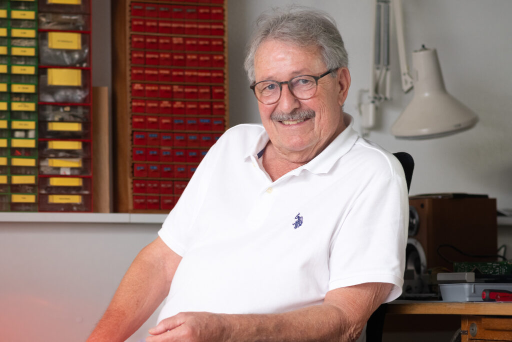 Ruedi Nohl von Radio TV Bürgi in seinem Geschäft